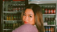 Wanita 19 tahun ini tak melewatkan foto di depan vending machine. Meski hanya mengenakan riasan wajah sederhana, kecantikan Vanntey begitu terpancar. Foto: Instagram vannteyy
