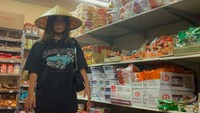 Begini gaya unik Vanntey saat sedang belanja makanan di supermarket Asia. Tetap stylish ya? Foto: Instagram vannteyy