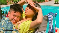 Vanntey rupanya penggemar rapper asal Indonesia ini. Ia menonton konser Rich Brian dan sang rapper pun kepincut dengan pesona Vanntey. Sampai-sampai kabarnya Rich Brian mencari tahu sosok wanita yang tinggal di California ini. Foto: Instagram vannteyy