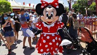 Meskipun sempat ada petisi dari warga untuk tidak kembali membuka taman hiburan ini, namun Disneyland Hong Kong tetap pada rencana bukanya pada 18 Juni dengan protokol kesehatan ketat. AP Photo/Kin Cheung  