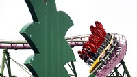 Ada peraturan khusus untuk yang menaiki wahana roller coaster disana, yaitu pengunjung dilarang berteriak. AP Photo/Eugene Hoshiko