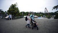 Taman Bermain Yomiuriland di Jepang kembali dibuka. Namun, hanya wahana luar ruang saja yang bisa dinikmati pengunjung. AP Photo/Eugene Hoshiko  