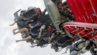 Roller coaster menjadi wahana yang paling banyak diminati pengunjung yang datang di Siam Amazing Park, Thailand . AP Photo/Sakchai Lalit  