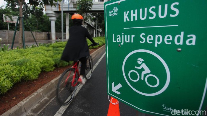 Direktorat Lalu Lintas Polda Metro Jaya mengingatkan pesepeda untuk berkendara di jalurnya. Apabila keluar dari jalurnya bisa dikenai denda tilang Rp 100 ribu.