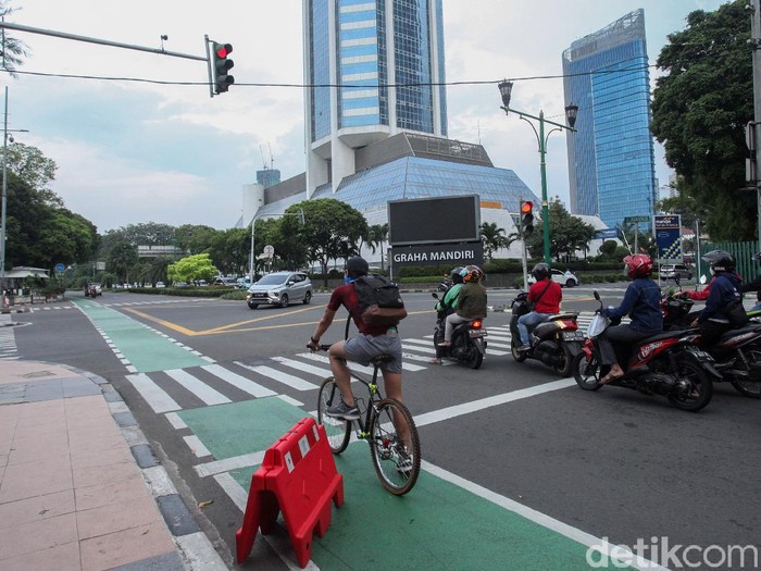 Direktorat Lalu Lintas Polda Metro Jaya mengingatkan pesepeda untuk berkendara di jalurnya. Apabila keluar dari jalurnya bisa dikenai denda tilang Rp 100 ribu.