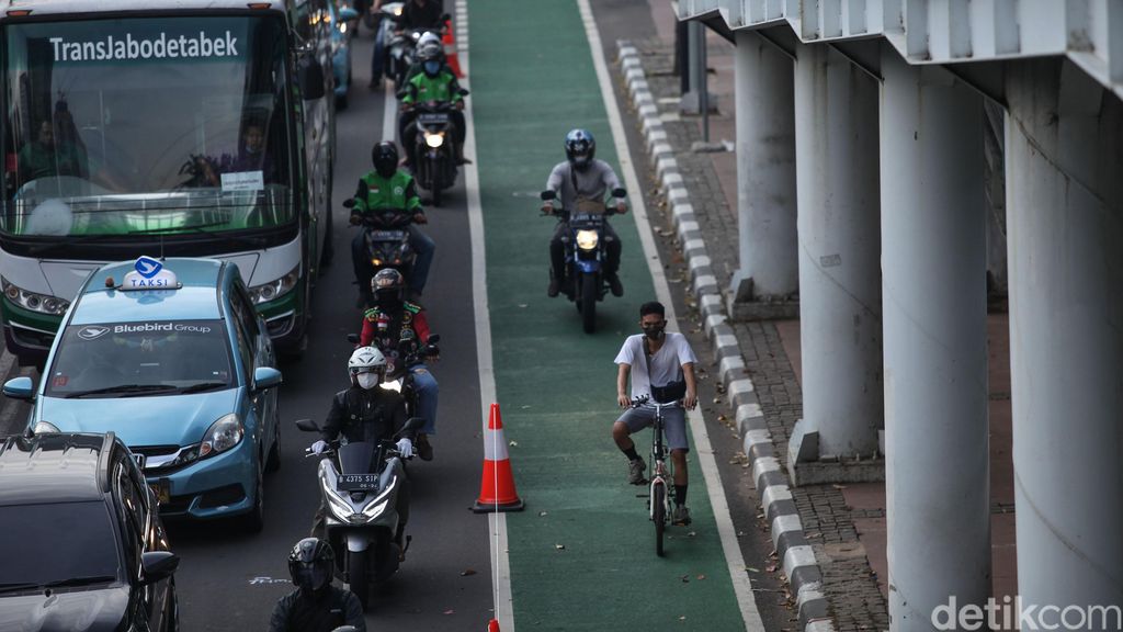 Direktorat Lalu Lintas Polda Metro Jaya mengingatkan pesepeda untuk berkendara di jalurnya. Apabila keluar dari jalurnya bisa dikenai denda tilang Rp 100 ribu.