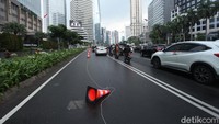 Traffic cone untuk jalur sepeda pun masih sering berjatuhan imbas pengendara yang ceroboh.