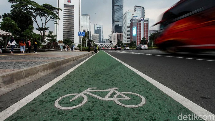 Waduh! Goweser yang Keluar Jalur Sepeda Bisa Kena Tilang Lho Direktorat Lalu Lintas Polda Metro Jaya mengingatkan pesepeda untuk berkendara di jalurnya. Apabila keluar dari jalurnya bisa dikenai denda tilang Rp 100 ribu.