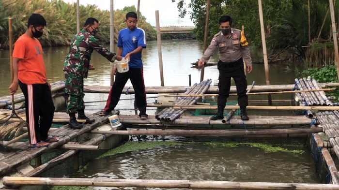 Warga Makassar Swadaya Bangun Keramba Ikan
