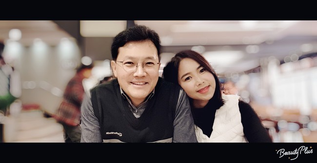 Awal ketemu pada tahun 2000 pas pertama kali aku magang di perusahaan Korea. Aku kan dikirim dari Indonesia untuk magang. Satu perusahaan ketemunya. Saat awal ketemu sih kita nggak ada rasa apa-apa antara atasan dan bawahan. Bukannya ada rasa atau nggak, cuma ya namanya punya rasa nggak mungkin bilang suka apalagi beda negara, yang terasanya karena dia kasih perhatian lebih saja, dia care. Berjalan begitu aja tanpa ada yang bilang siapa yang suka, tahu-tahu pacaran, kata Yannie saat dihubungi Wolipop lewat telepon, Kamis (18/6/2020). Foto: dok. pribadi Yannie Kim