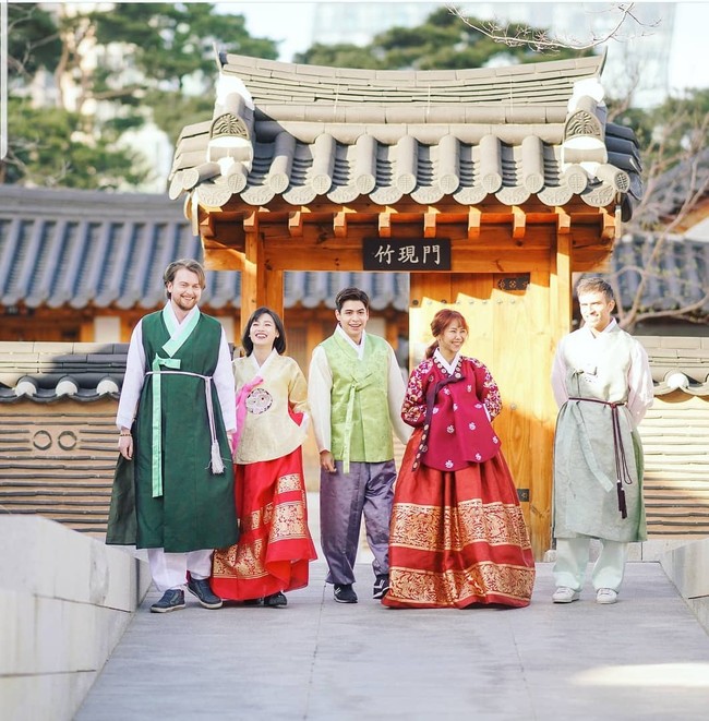 Yannie dan Ko Incheol kemudian menjalani hubungan cinta jarak jauh atau LDR. Hal itu karena masa magang Yannie di perusahaan tersebut sudah selesai setelah dua tahun. Karena visa aku hanya dua tahun dapat dari perusahaannya untuk magang, aku pulang. Tiga tahun dia di Korea aku di Indonesia. Total lima tahun masa pacarannya kurang lebih. Nggak ada yang spesial juga, mungkin yang terlihat menonjol gara-gara beda negara aja menurut aku. Zaman sekarang kan booming Korean Dream banget kalau menikah sama orang Korea, jadi kayak cinderela, sebenarnya sama aja, tawa Yannie. Foto: dok. pribadi Yannie Kim