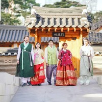 Yannie dan Ko Incheol kemudian menjalani hubungan cinta jarak jauh atau LDR. Hal itu karena masa magang Yannie di perusahaan tersebut sudah selesai setelah dua tahun. Karena visa aku hanya dua tahun dapat dari perusahaannya untuk magang, aku pulang. Tiga tahun dia di Korea aku di Indonesia. Total lima tahun masa pacarannya kurang lebih. Nggak ada yang spesial juga, mungkin yang terlihat menonjol gara-gara beda negara aja menurut aku. Zaman sekarang kan booming Korean Dream banget kalau menikah sama orang Korea, jadi kayak cinderela, sebenarnya sama aja, tawa Yannie. Foto: dok. pribadi Yannie Kim