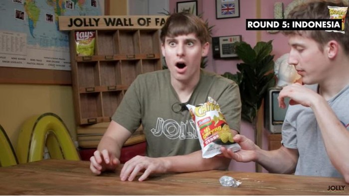 Bule Inggris Cicip Chips Indomie