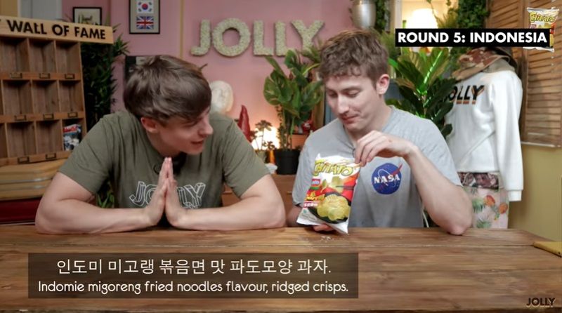 Bule Inggris Cicip Chips Indomie