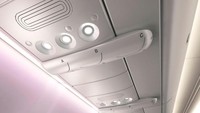 AirShield nantinya bisa dipasang di atas penumpang, di sebelah lubang udara dan lampu baca. Keduanya bisa dioperasikan oleh penumpang sendiri. Alat ini akan dipasang di aliran ventilasi dan membuat suatu ruang udara pribadi berbentuk kerucut. Penumpang lain akan memiliki aliran serupa. (Foto: Teague/CNN)