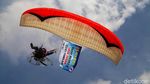 Atraksi Paramotor Kampanyekan Semangat Melawan COVID-19