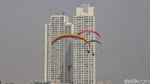 Atraksi Paramotor Kampanyekan Semangat Melawan COVID-19