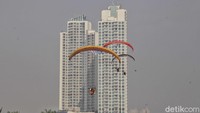 Menggunakan paramotor, para penerjun ini mengelilingi kawasan Ancol sambil kampanye.