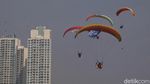 Atraksi Paramotor Kampanyekan Semangat Melawan COVID-19