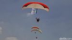 Atraksi Paramotor Kampanyekan Semangat Melawan COVID-19