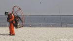 Atraksi Paramotor Kampanyekan Semangat Melawan COVID-19