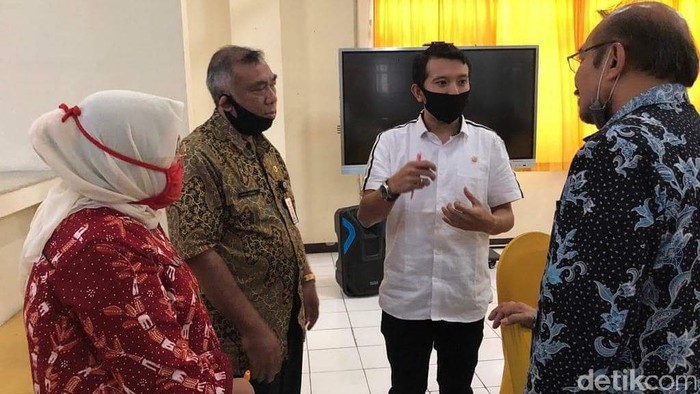 Anggota DPRD Pastikan Anak Tenaga Medis Mendapat Quota SMAN/SMKN

 PPDB di situasi pandemi COVID-19