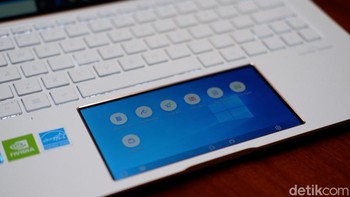 Laptop ini turut membawa ScreenPad Foto: Adi Fida Rahman/detikINET