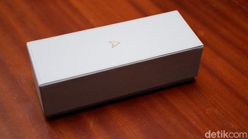 Terdapat kotak dengan logo mirip lambang Starfleet yang ada di kisah Star Trek . Foto: Adi Fida Rahman/detikINET