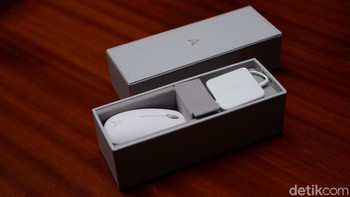 Ketika dibuka di dalamnyta terdapat beberapa aksesori yang dibuat spesial, ada mouse, charger dan lainnya. Foto: Adi Fida Rahman/detikINET