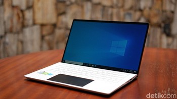 ZenBook Edition 30 UX334FL mengusung bezel tipis. Pada bagian samping, bezelnya hanya 3mm. Sedangkan di bagian bawah ukurannya cuma 4,5mm. . Foto: Adi Fida Rahman/detikINET