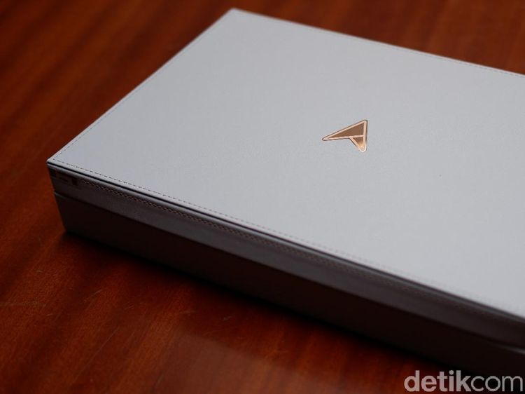Asus ZenBook Edition 30, Notebook Mewah Bertahta Emas 18 Karat