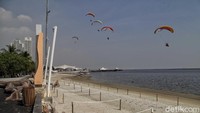 Pantuan detikcom, area sepanjang bibir Pantai Ancol dibatasi dengan bentangan tali tambang yang terpasang di bambu. Petugas lifeguard tampak memantau dari pos untuk memastikan tidak ada pengunjung yang berenang di pantai.