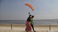 Ada 30 petugas lifeguard berjaga di tujuh pos pantau yang bekerja dibagi dua sif selama 12 jam. Selain itu, Satpol PP juga ikut berjaga dalam dua sif.