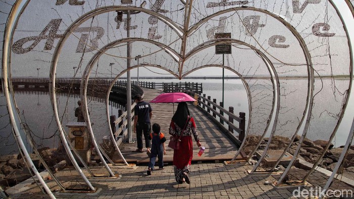Ancol telah bersiap untuk menyambut wisatawan di era New Normal. Terdapat himbauan dan jam operasional yang perlu kamu tahu.