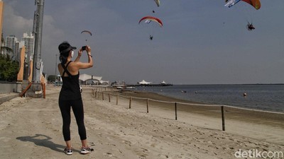 Asyik! Pantai Ancol Kembali Dibuka, Tapi...