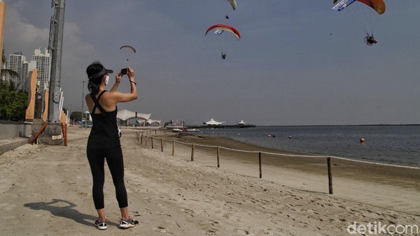 Asyik! Pantai Ancol Kembali Dibuka, Tapi...