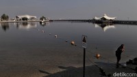 Kawasan wisata Taman Impian Jaya Ancol sudah dibuka untuk warga hari ini. Namun, pengunjung tetap dilarang bermain di pantai. Kawasan wisata Taman Impian Jaya Ancol sudah dibuka untuk warga hari ini. Namun, pengunjung tetap dilarang bermain di pantai.