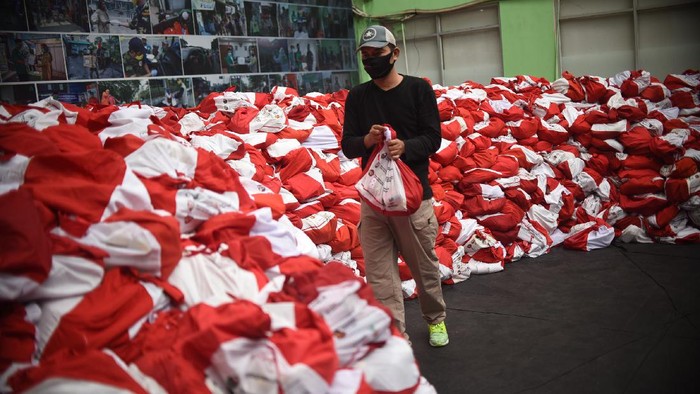Bantuan untuk PHL Terdampak COVID-19 Bantuan Presiden RI usai acara serah terima dari Kementerian Sosial disalurkan ke empat kluster terdampak Covid-19.