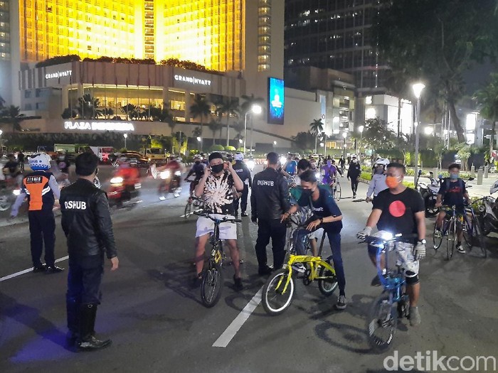 Dishub DKI dan Satpol PP membubarkan pesepeda yang kumpul di area Bundaran HI (Yogi Ernes/detikcom)