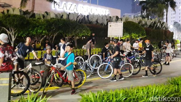 Dishub DKI dan Satpol PP membubarkan pesepeda yang kumpul di area Bundaran HI (Yogi Ernes/detikcom) Dishub DKI dan Satpol PP membubarkan pesepeda yang kumpul di area Bundaran HI (Yogi Ernes/detikcom)