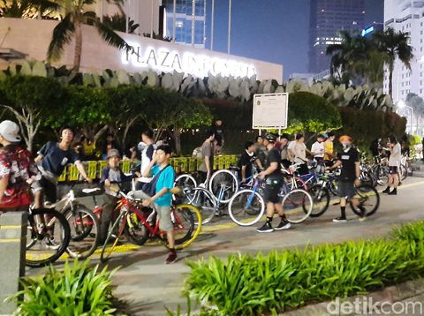 Dishub DKI dan Satpol PP membubarkan pesepeda yang kumpul di area Bundaran HI (Yogi Ernes/detikcom)