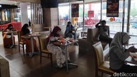 Terlihat restoran yang bakal gulung tikar pada 29 Juni 2020 mendatang itu tetap ramai pengunjung.