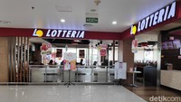 Menu utama dari Lotteria sendiri ialah fried chicken. Namun, yang membedakan Lotteria dengan restoran cepat saji lainnya, ayam goreng Lotteria disajikan dengan saus khas Korsel, side dish atau hidangan pendampingnya sangatlah khas seperti bola ubi manis, dan juga tambahan chicken gangjong yang fenomenal.
