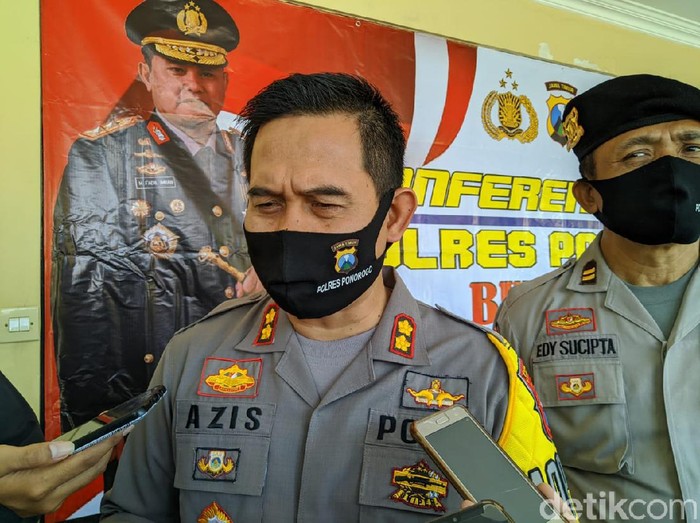 AW (20) dan ES (22) menyetubuhi wanita berusia 17 tahun di tepi hutan Ponorogo. Korban merupakan mantan pacar AW.
