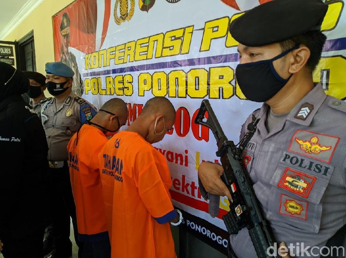 Dua pria menyetubuhi seorang wanita di tepi hutan Ponorogo. Tim Unit PPA Polres Ponorogo sudah mengamankan dua pria tersebut.