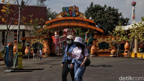 Selain itu, manajemen menerapkan pembatasan jumlah pengunjung (sebanyak 50% dari kapasitas normal) . Selain itu, manajemen menerapkan pembatasan jumlah pengunjung (sebanyak 50% dari kapasitas normal) .