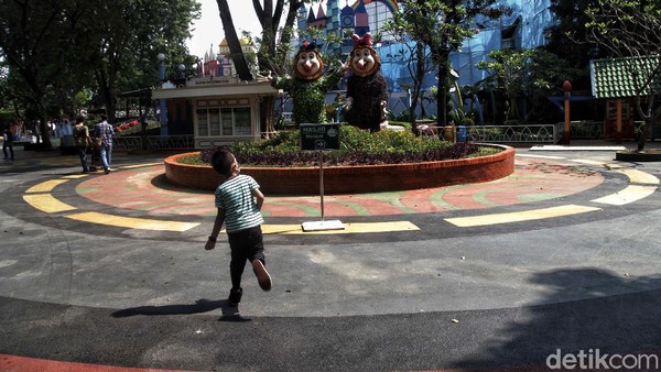Selain itu, jam operasional juga diubah. Pintu gerbang utama dan kawasan pantai dibuka mulai pukul 06.00 hingga 20.00 WIB, Dunia Fantasi dibuka mulai pukul 10.00 hingga 18.00 WIB, Ocean Dream Samudra dan Seaworld Ancol dibuka mulai pukul 09.00 hingga 17.00 WIB. Jam operasional ini berlaku Senin sampai Minggu dan juga hari Libur Nasional. Selain itu, jam operasional juga diubah. Pintu gerbang utama dan kawasan pantai dibuka mulai pukul 06.00 hingga 20.00 WIB, Dunia Fantasi dibuka mulai pukul 10.00 hingga 18.00 WIB, Ocean Dream Samudra dan Seaworld Ancol dibuka mulai pukul 09.00 hingga 17.00 WIB. Jam operasional ini berlaku Senin sampai Minggu dan juga hari Libur Nasional.