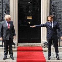 Usai meninggalkan Clarence House, Emmanuel Macron langsung menuju ke 10 Downing Street, kediaman Perdana Menteri Inggris Boris Johnson. Mereka pun berfoto di depan gedung sambil tetap menjaga jarak. Foto: Getty Images/Dan Kitwood
