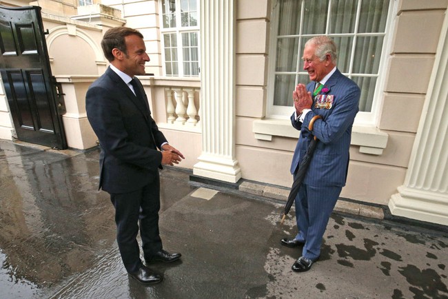 Pangeran Charles kembali menjalankan tugas kerajaan dengan menyambut kedatangan Presiden Prancis Emmanuel Macron di London, Inggris, Kamis (18/6/2020). Ia berkunjung untuk menghadiri peringatan LAppel du 18 Juin ke-80, pidato Charles de Gaulle tentang pembebasan pasukan Prancis terhadap Jerman di Perang Dunia II. Foto: Getty Images/WPA Pool