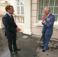 Pangeran Charles kembali menjalankan tugas kerajaan dengan menyambut kedatangan Presiden Prancis Emmanuel Macron di London, Inggris, Kamis (18/6/2020). Ia berkunjung untuk menghadiri peringatan LAppel du 18 Juin ke-80, pidato Charles de Gaulle tentang pembebasan pasukan Prancis terhadap Jerman di Perang Dunia II. Foto: Getty Images/WPA Pool